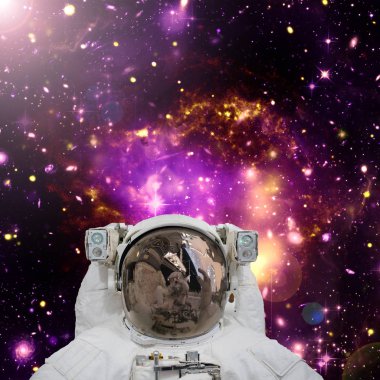 Astronotun yakın çekim. Arka plandaki galaksi. Elemanları 