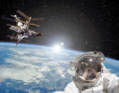 Astronot, uzay istasyonu ve arka planda gün doğumu. Elemen