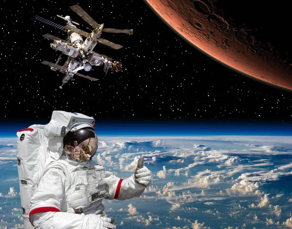 Astronauten visar tummen upp om att flyga till mars. Utrymme statio — Stockfoto