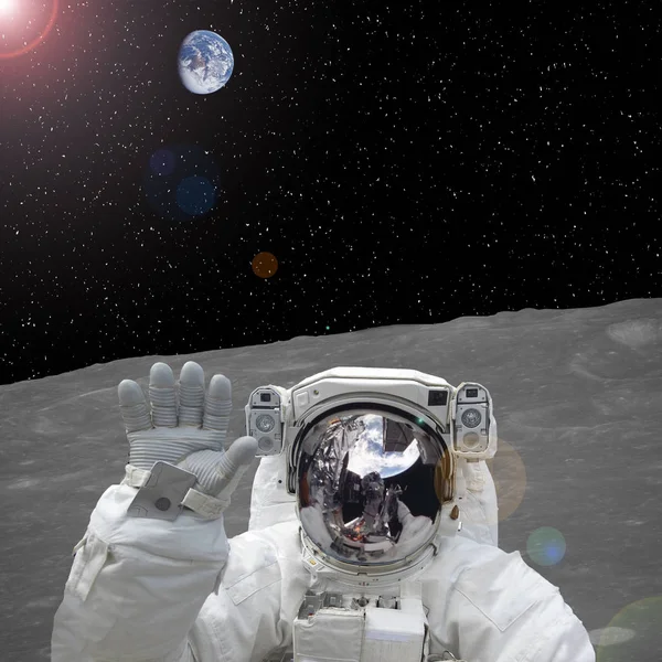 Астронавт на Луне. Элементы этого изображения предоставлены НАСА — стоковое фото
