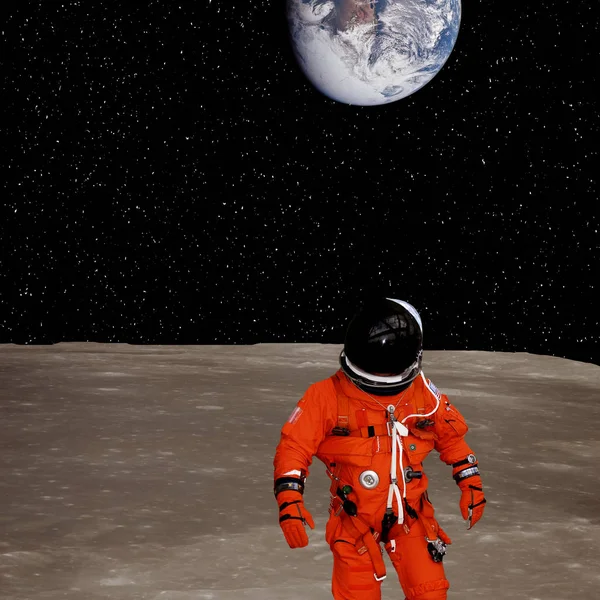 O astronauta dá passos no planeta alienígena terrestre. Os elementos o — Fotografia de Stock