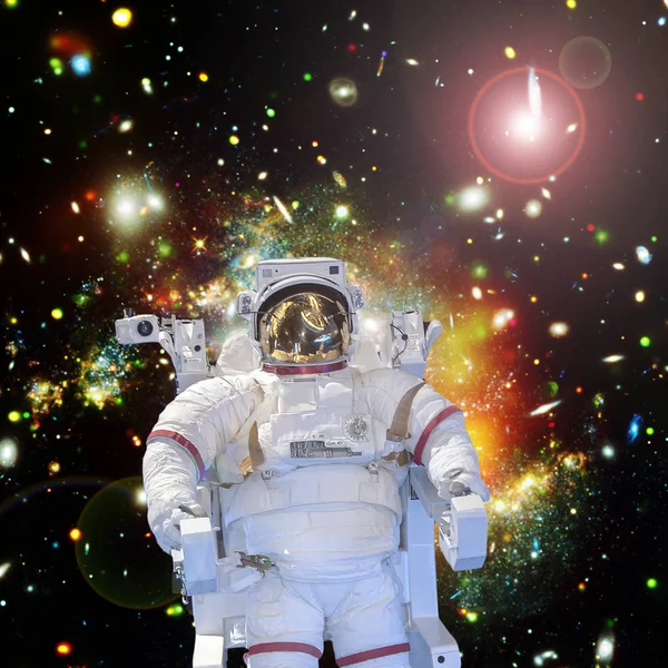 Astronot ve uzay, galaksiler ve yıldızlar. Bu im elemanları