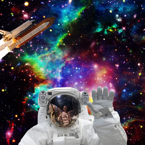 Astronaut poserar. Raket på bakgrunden. De delar av detta jag — Stockfoto