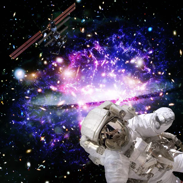 Astronauta vuela en el espacio. Los elementos de esta imagen amueblada b — Foto de Stock