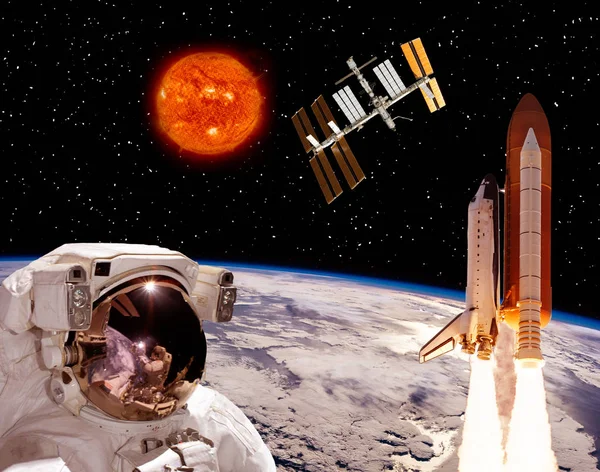 Astronauten tittar på rymdstationen. Elementen i den här bilden — Stockfoto