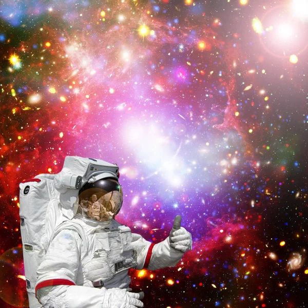 Astronot dış uzay, galaksiler ve yıldız karşı thumbs-up verir — Stok fotoğraf