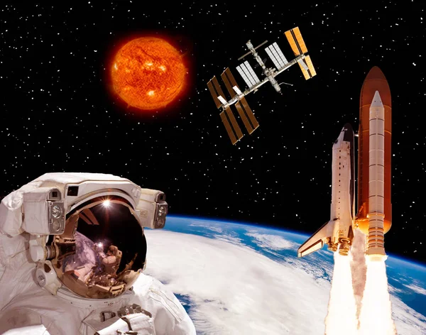 Űrhajós néz ki az űrállomáson. A kép elemei — Stock Fotó