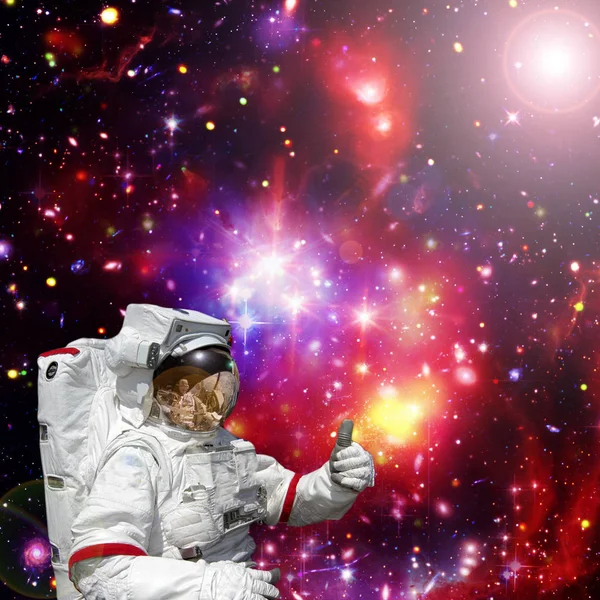 Astronaut gibt Daumen hoch gegen Weltraum, Galaxien und Sterne — Stockfoto