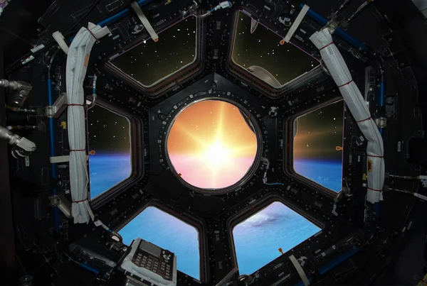 Lenyűgöző napfelkeltét a földön. Űrhajó ablak megtekintéséhez. Elemei — Stock Fotó