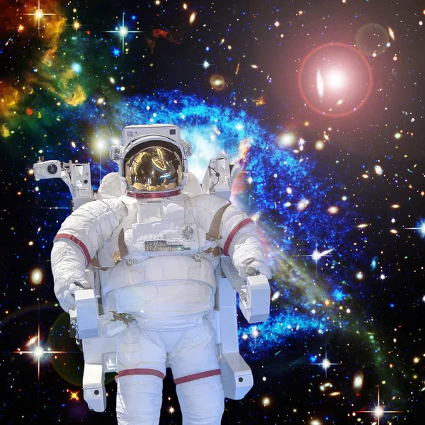 Astronauta y espacio, galaxias y estrellas. Los elementos de este im — Foto de Stock