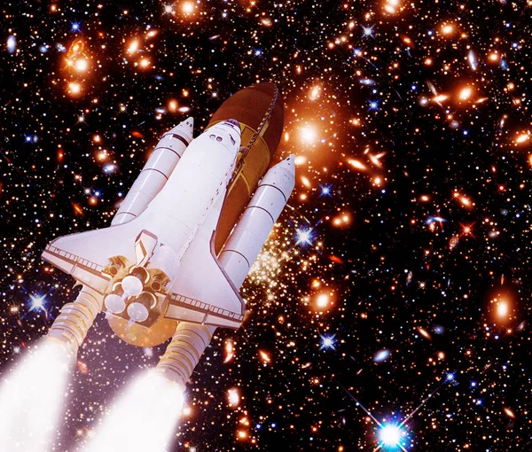 Grande foguete (shuttle) levantar para estrelas e galáxias. O elemento — Fotografia de Stock