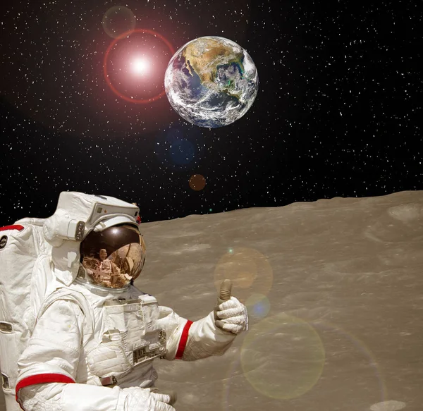Astronauta posando na lua. Os elementos desta imagem fornecer — Fotografia de Stock
