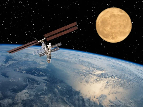 Stazione spaziale e luna. Terra sullo sfondo. Gli elementi di t — Foto Stock