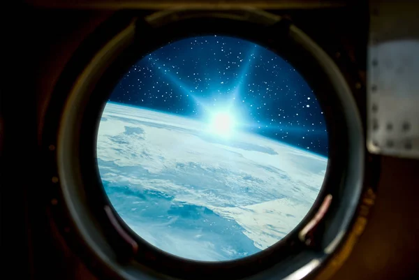 Salida del sol, vista desde la nave espacial. Elementos de esta imagen amueblada b —  Fotos de Stock