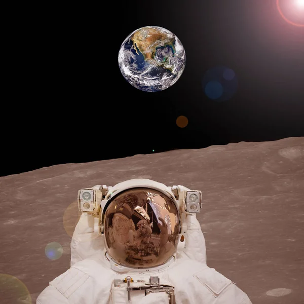 Astronauta na superfície lunar. Elementos desta imagem mobilados — Fotografia de Stock