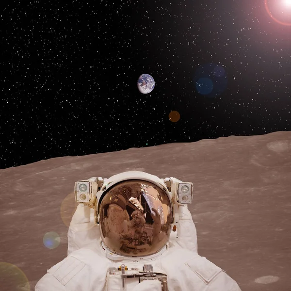 Astronauta na superfície lunar. Elementos desta imagem mobilados — Fotografia de Stock