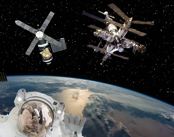 Astronaut and spaceships. The elements of this image furnished b — Stock Photo, Image