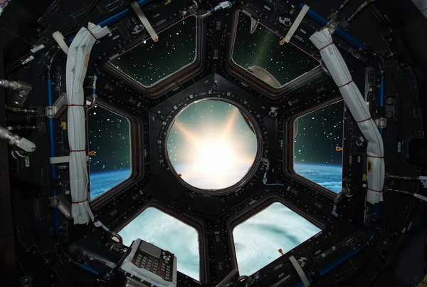 Fascinating sunrise on earth. Spaceship window view. Elements of — Stock Photo, Image