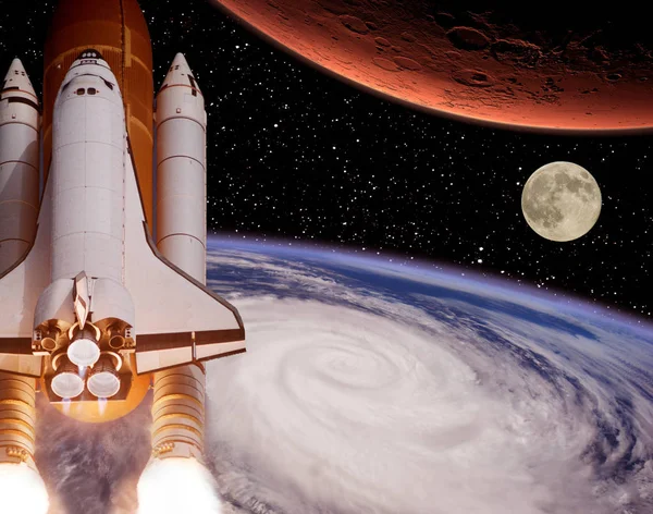 Rakete fliegt von der Erde auf den Mars Mond in der Ferne. das eleme — Stockfoto