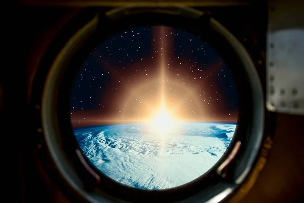 Wschód słońca, widok z statku kosmicznego. Elementy tego obrazu umeblowane b — Zdjęcie stockowe