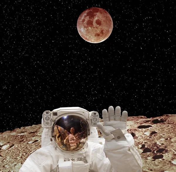 Uzaylı gezegeninde astronot. Arkasında güzel bir manzara. Eleme
