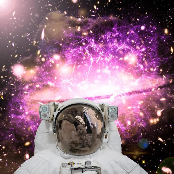 Närbild av astronaut. Galaxen på bakgrunden. De delar av — Stockfoto