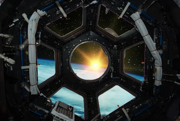 Fascinating sunrise on earth. Spaceship window view. Elements of — Stock Photo, Image