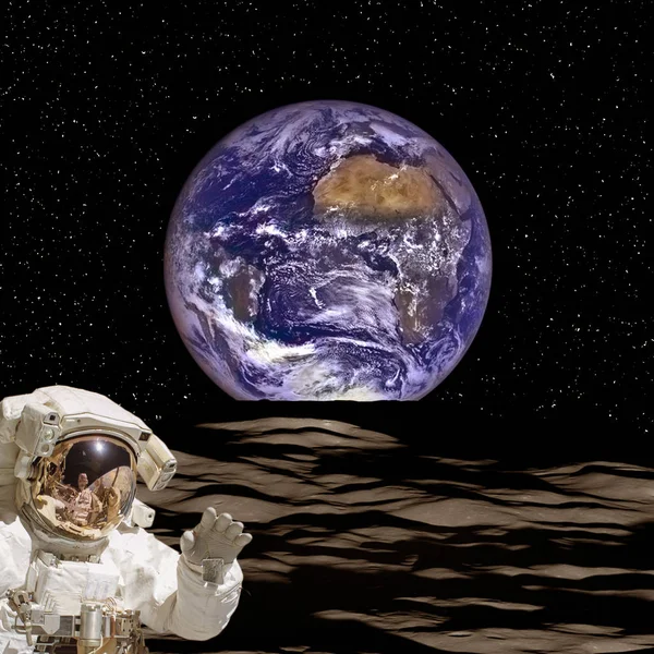 Astronaut on the extrasolar planet. Strange stony landscape on t — Stock Photo, Image