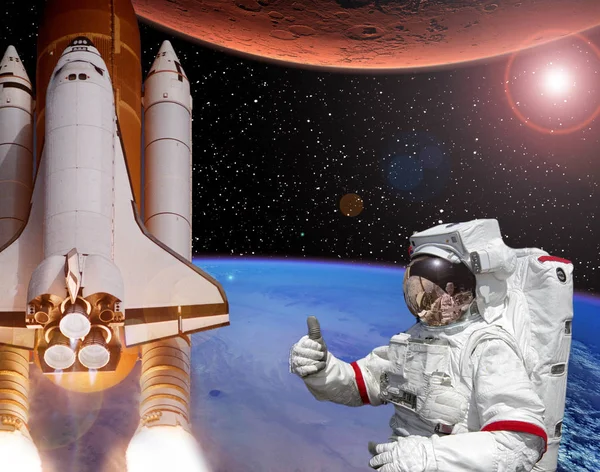 Rakéta legyek a földről a Marsra. Űrhajós mutatja a hüvelykujját-up. — Stock Fotó