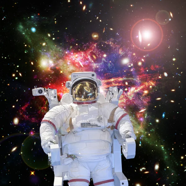 Astronot ve uzay, galaksiler ve yıldızlar. Bu im elemanları