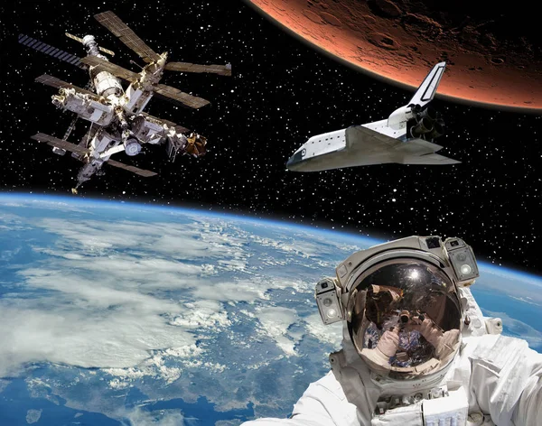 Astronaut, mars och shuttle. De delar av denna bild omgivet — Stockfoto