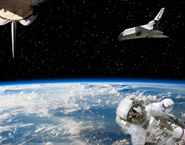 Astronaut och rymdskepp mot jorden. Beståndsdelarna i denna IMA — Stockfoto