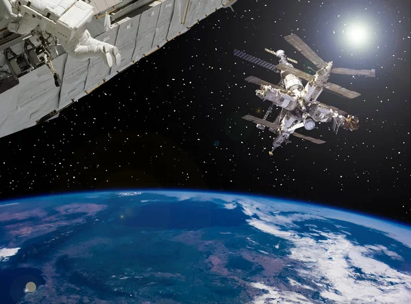 Stazione spaziale e astronave sopra la terra. Gli elementi di questo — Foto Stock