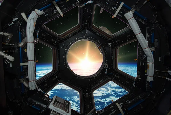 Fascinante nascer do sol na Terra. Vista da janela da nave espacial. Elementos de — Fotografia de Stock