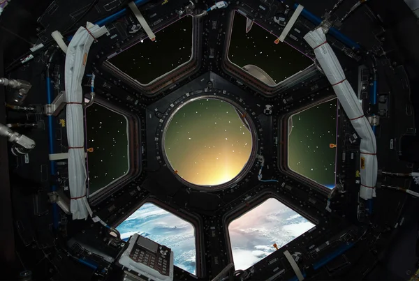 Fascinating sunrise on earth. Spaceship window view. Elements of — Stock Photo, Image