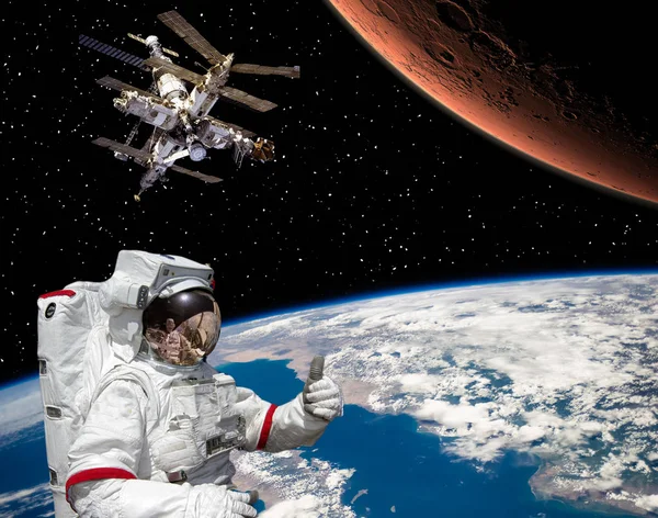 Astronauten visar tummen upp om att flyga till mars. Utrymme statio — Stockfoto