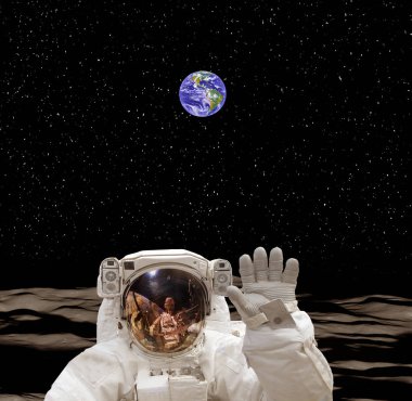 Güneş dışı gezegen ve astronot. Arkadaki diğer gezegen