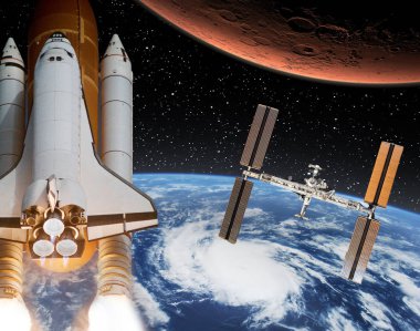 Roket dünyadan Mars'a uçuyor. Uzaktaki uzay istasyonu. 
