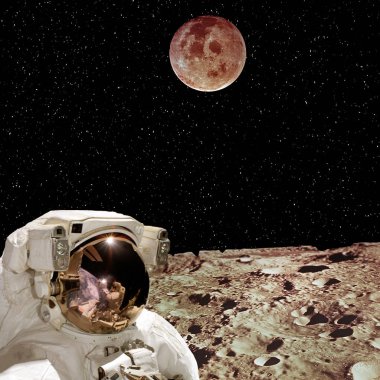Astronot uzaylı gezegene karşı poz. Bu hayal unsurları