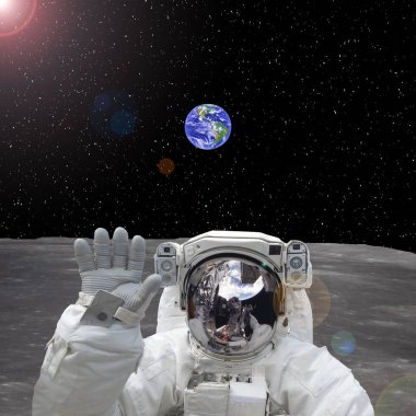 Astronotun arkasında Dünya var. Ay'daki astronot. Elementler 