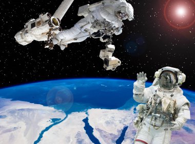 Astronot el sallıyor. Arka planda diğer astronotlar. Uzay sahnesi. 