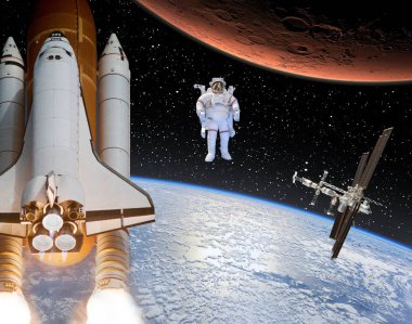 Roket dünyadan Mars'a uçuyor. Uzakta ki astronot. Bu, 