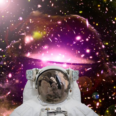 Astronotun yakın çekim. Arka plandaki galaksi. Elemanları 
