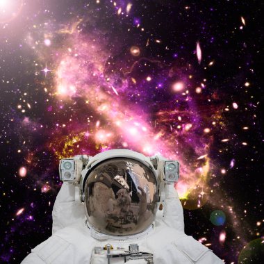 Astronotun yakın çekim. Arka plandaki galaksi. Elemanları 