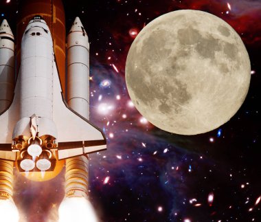 Roket (mekik) ve Ay. Galaksi arka planda. Elementler 