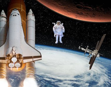 Roket dünyadan Mars'a uçuyor. Uzakta ki astronot. Bu, 