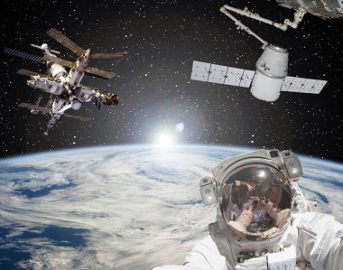 Astronot, uzay gemileri ve arka planda gün doğumu. Elementler 