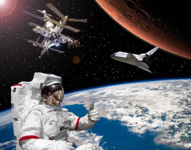 Astronot Mars'a uçma konusunda başparmak-up gösterir. Uzay statio