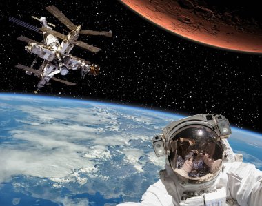 Astronot, Mars ve mekik. Bu görüntünün elemanları