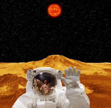 Garip güneş dışı gezegende poz veren astronot. Elementler 